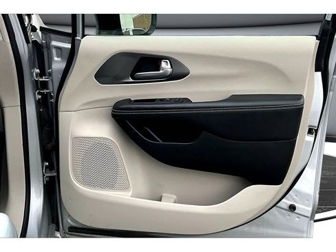 Certified 2024 Chrysler Pacifica Touring-L FWD image 22