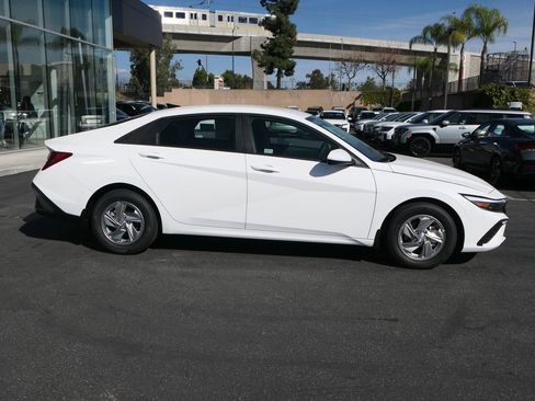 New 2026 Hyundai Elantra SE FWD image 2