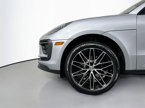 Certified 2025 Porsche Macan image 11