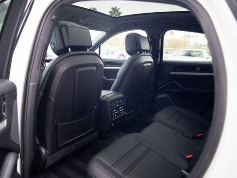 Certified 2024 Porsche Cayenne Coupe image 21