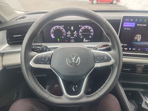 Used 2025 Volkswagen Tiguan SE image 18