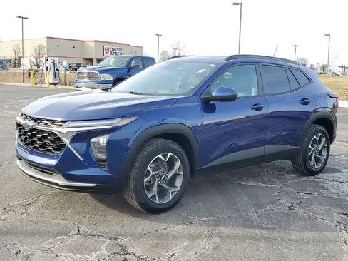 Used 2024 Chevrolet Trax LT w/ Sunroof Package image 2