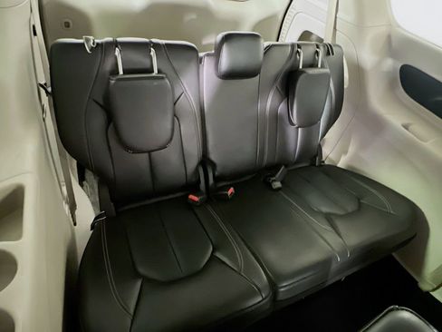 Used 2023 Chrysler Pacifica Touring-L FWD image 24
