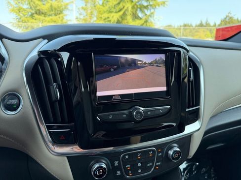 Used 2022 Chevrolet Traverse LS AWD/4WD image 17