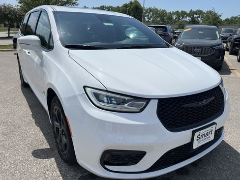 Used 2022 Chrysler Pacifica Limited w/ S Appearance Package FWD image 3