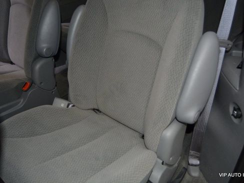 Used 2006 Chrysler Town & Country FWD image 21