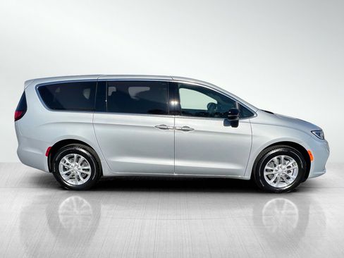 New 2026 Chrysler Pacifica Select AWD/4WD image 4