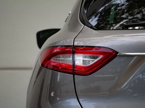 Used 2017 Maserati Levante w/ Luxury Package AWD/4WD image 12