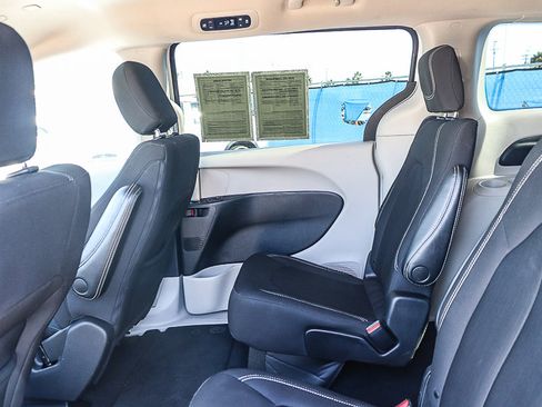 Used 2022 Chrysler Voyager LX image 19