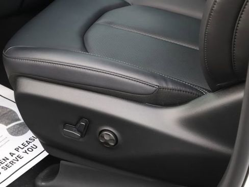 Used 2026 Chrysler Pacifica Select FWD image 16