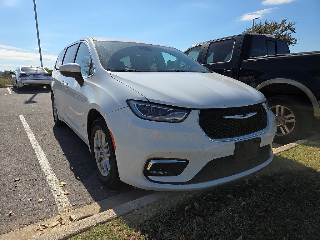 Used 2023 Chrysler Pacifica Touring-L FWD image 4