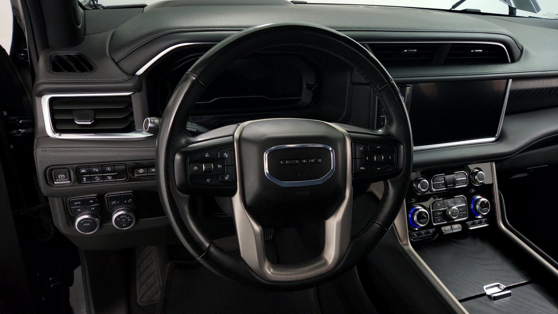 Used 2024 GMC Yukon XL Denali AWD/4WD image 18
