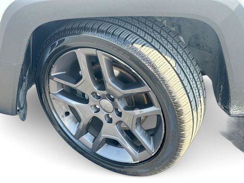 Used 2021 Jeep Renegade Latitude FWD image 18