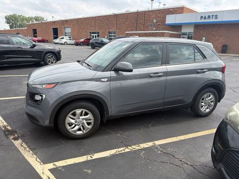 Used 2023 Hyundai Venue SE FWD image 1