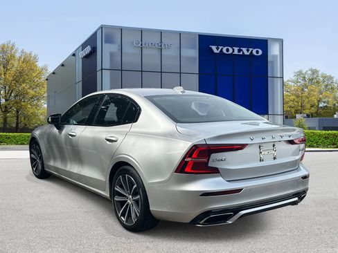 Certified 2022 Volvo S60 B5 Momentum w/ Premium Package image 6