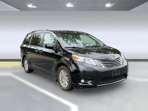 Used 2016 Toyota Sienna XLE w/ XLE Navigation Package FWD image 5