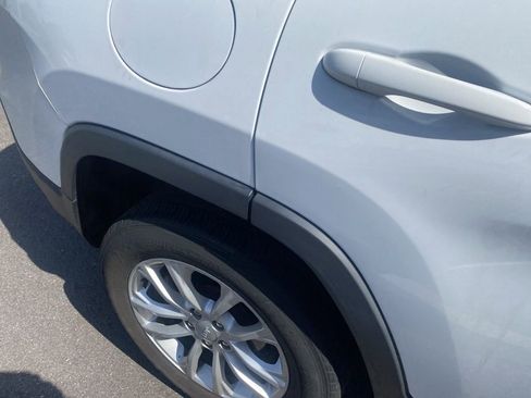 Used 2019 Jeep Cherokee Latitude w/ Popular Appearance Group FWD image 7