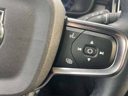 Used 2025 Volvo XC40 B5 Core image 41