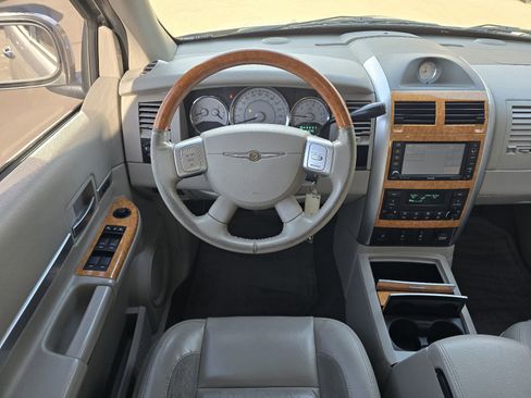Used 2008 Chrysler Aspen Limited image 9