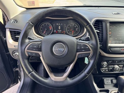 Used 2017 Jeep Cherokee Latitude FWD image 9