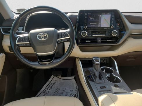 Used 2020 Toyota Highlander XLE image 14