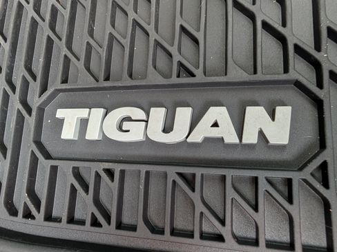 Certified 2022 Volkswagen Tiguan SE image 32