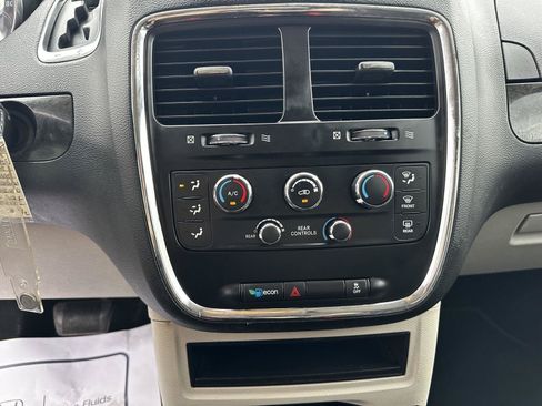 Used 2019 Dodge Grand Caravan SE FWD image 16