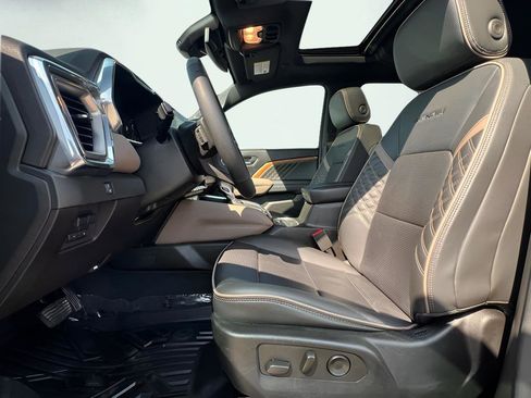 Used 2023 GMC Canyon Denali image 16
