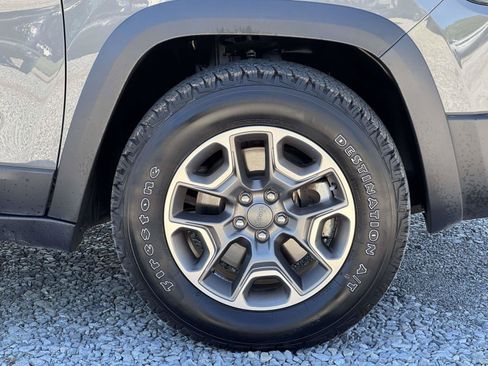 Used 2022 Jeep Cherokee Trailhawk AWD/4WD image 29