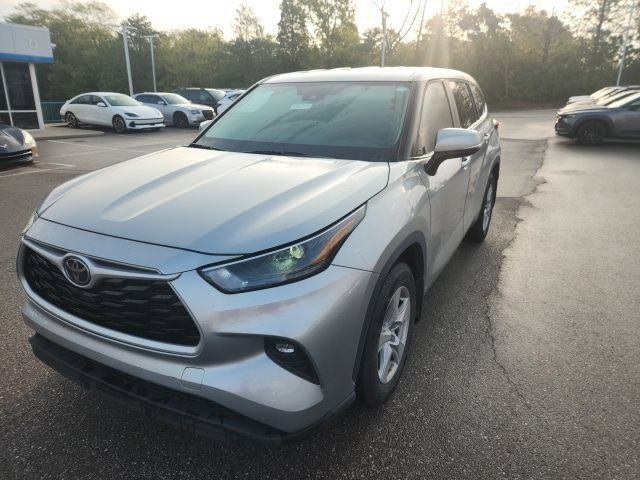 Used 2023 Toyota Highlander LE FWD image 3