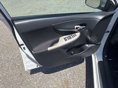 Used 2013 Toyota Corolla LE FWD image 32
