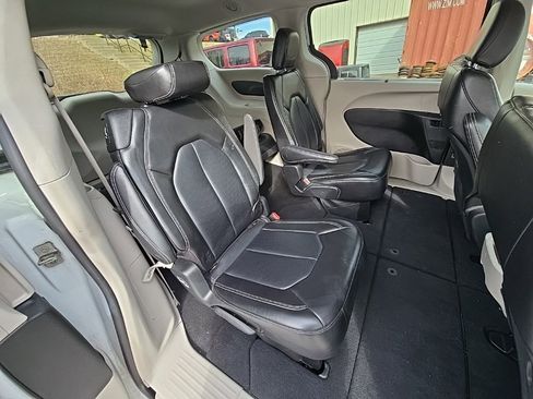 Used 2023 Chrysler Pacifica Touring-L image 17