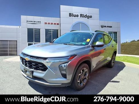Used 2025 Chevrolet Trax LT w/ Driver Confidence Package FWD image 1