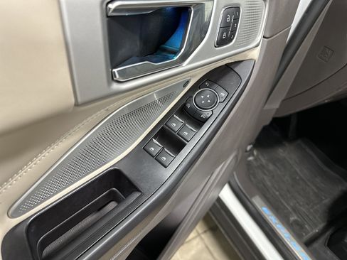 Used 2020 Ford Explorer Platinum w/ Premium Technology Package image 15