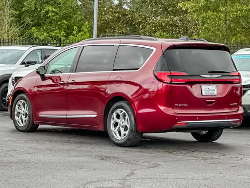 Used 2023 Chrysler Pacifica Limited FWD image 5