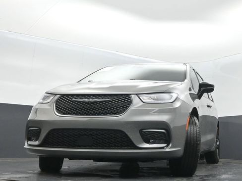 Used 2023 Chrysler Pacifica Limited w/ S Appearance Package AWD/4WD image 35