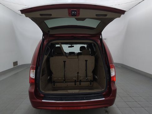 Used 2016 Chrysler Town & Country Touring FWD image 29