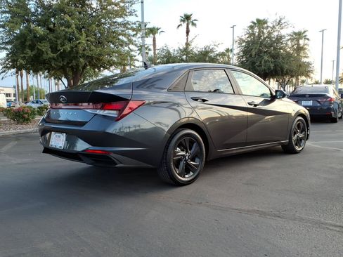 Used 2022 Hyundai Elantra SEL w/ Preferred Accessory Package FWD image 4