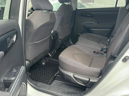 Used 2024 Toyota Highlander LE image 11