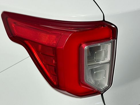 Used 2023 Ford Explorer XLT w/ Equipment Group 202A AWD/4WD image 35