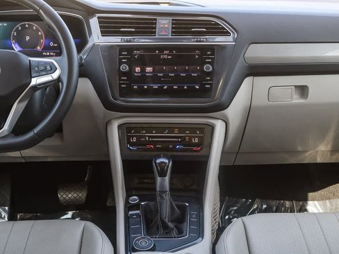 Used 2022 Volkswagen Tiguan SE image 13