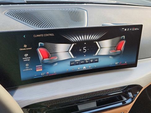 Used 2025 BMW 330i xDrive Sedan w/ Convenience Package image 15