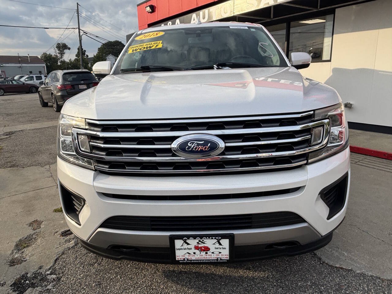 Used 2018 Ford Expedition XLT w/ Equipment Group 202A AWD/4WD image 3
