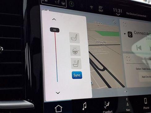 Used 2024 Chrysler Pacifica Limited image 5