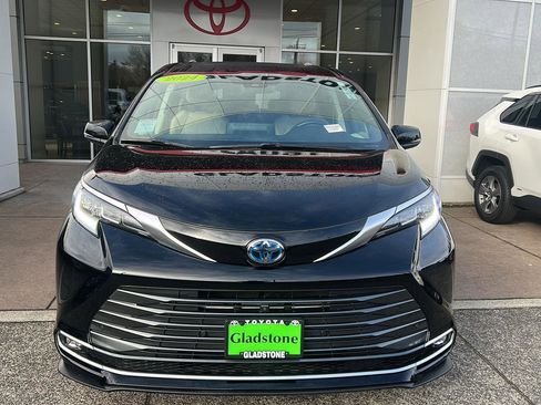 Used 2024 Toyota Sienna Limited AWD/4WD image 4