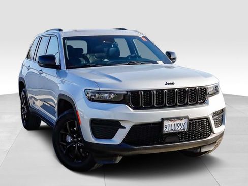 Used 2025 Jeep Grand Cherokee Altitude AWD/4WD image 2