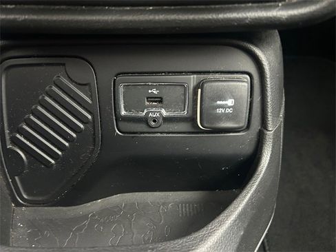 Used 2016 Jeep Renegade Latitude image 22