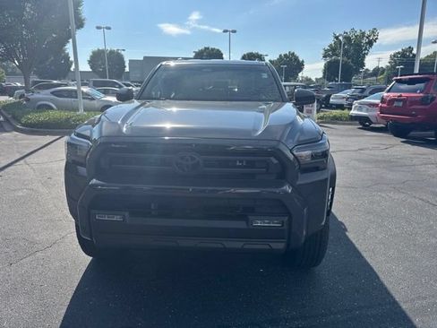 Used 2025 Toyota 4Runner SR5 AWD/4WD image 10