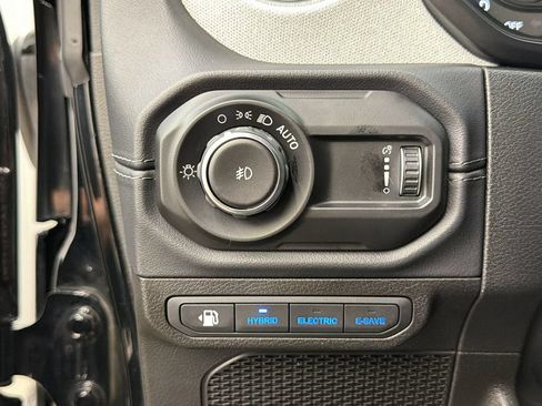 Used 2025 Jeep Wrangler Unlimited Sahara AWD/4WD image 30