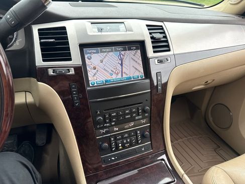 Used 2011 Cadillac Escalade ESV Premium image 18